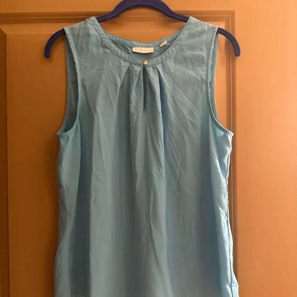New York and Co baby blue sleeveless blouse - Picture 1 of 3